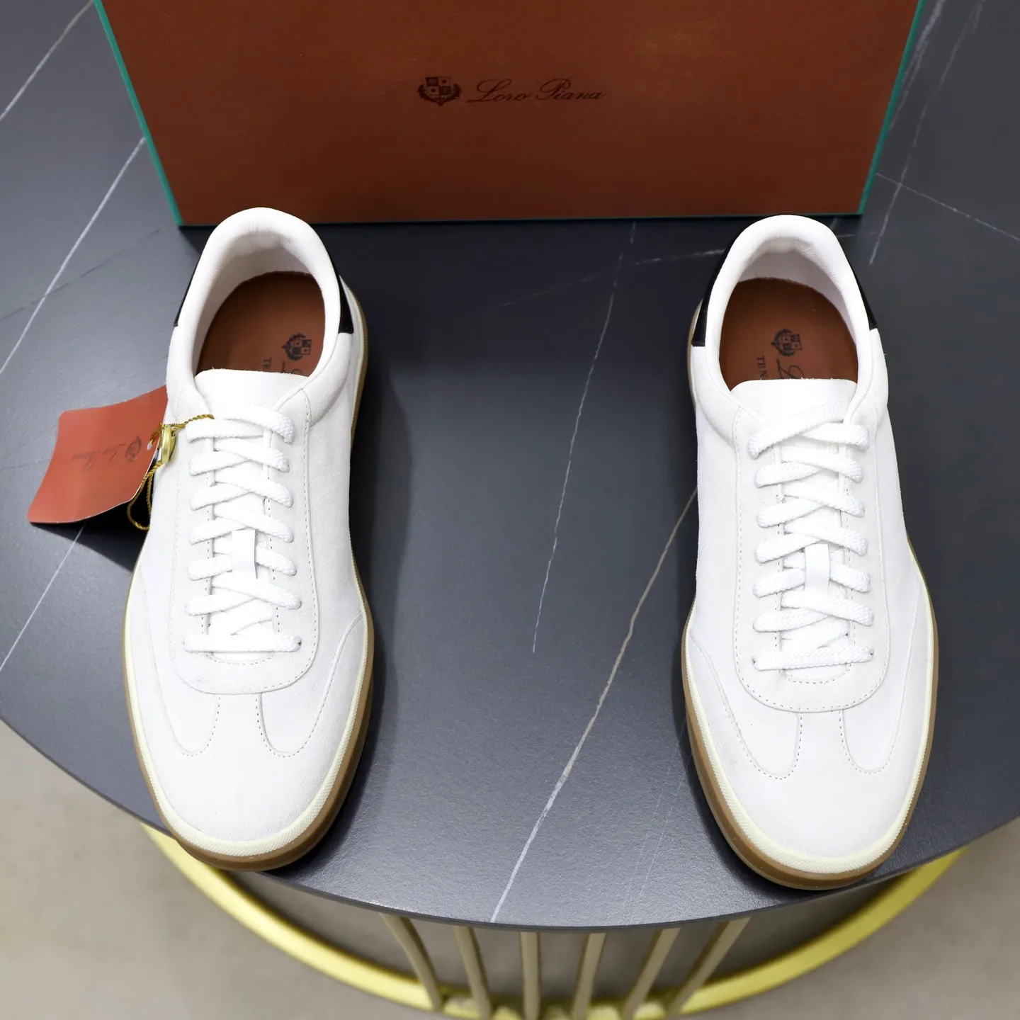 Ex-factory price: 560💰Loro Riana men’s moral training sneakers! Made from high-quality materials and designed in a low-cut silhouette, it offers an elegant and stylish look that's suitable for year-round wear. The unique double-layer sole aesthetic design, caramel cup-shaped outsole is decorated with off-white rubber trim, creating an attractive color combination. Pair with tailored pieces or jeans for a sophisticated yet casual look. The heel is decorated with soft cow leather tongue with Kummel color inserts and cotton laces with embossed LP logo. Upper: cow split suede. Lining: original thickened soft sheepskin. Size: 38-39-40-41-42-43-44 (customized in 45.46)